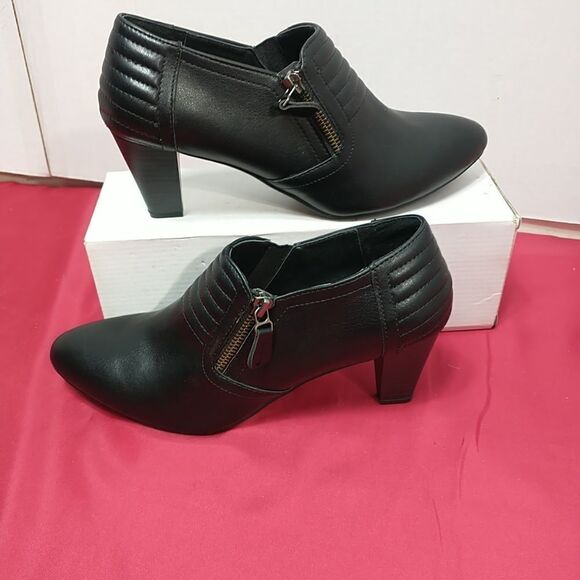 Rialto Stockholm Womans * 8.5M Black Leather Pleated Zip 2.5"Heel Bootie . - Picture 3 of 9